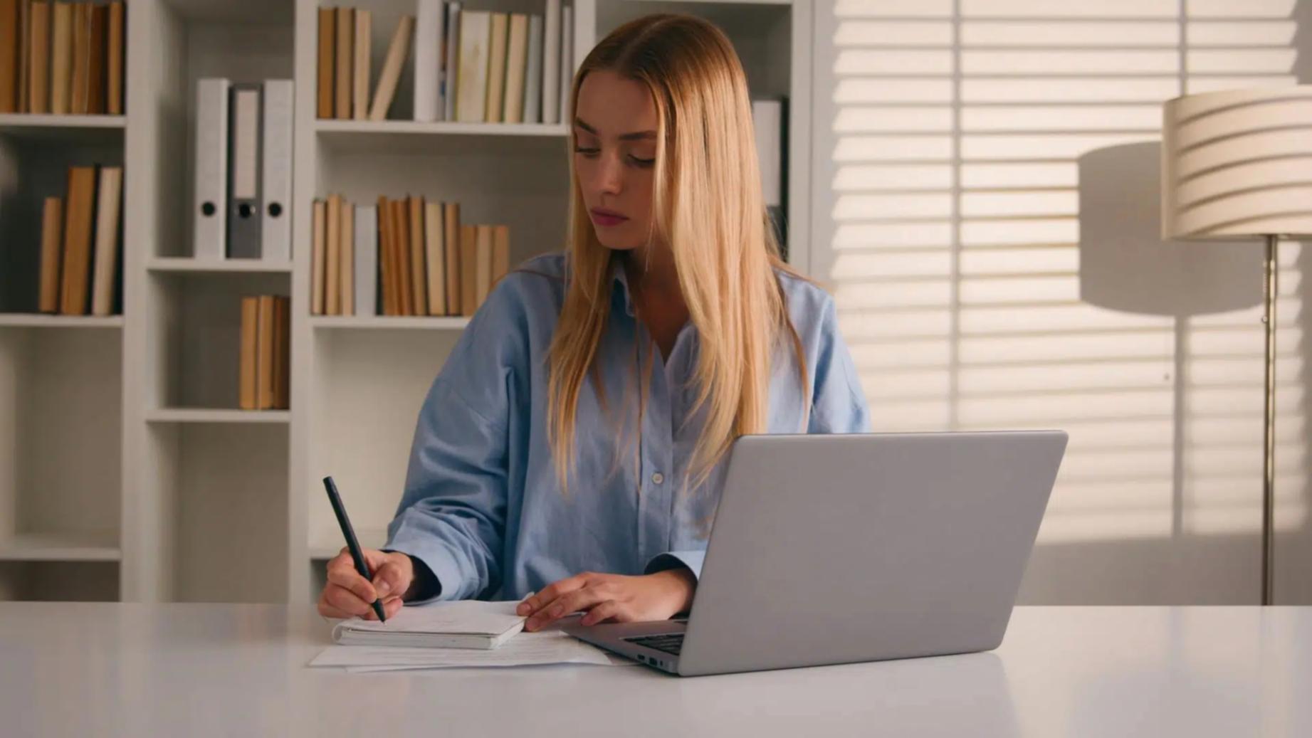 Caiet cu planificarea cheltuielilor lunare și calculator financiar