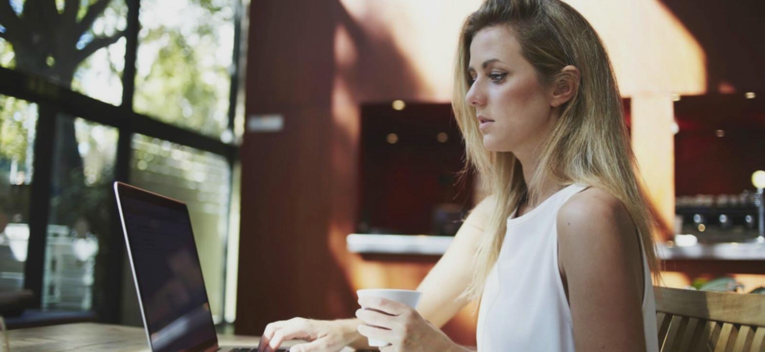 Cuplu tânăr analizând documentele financiare împreună